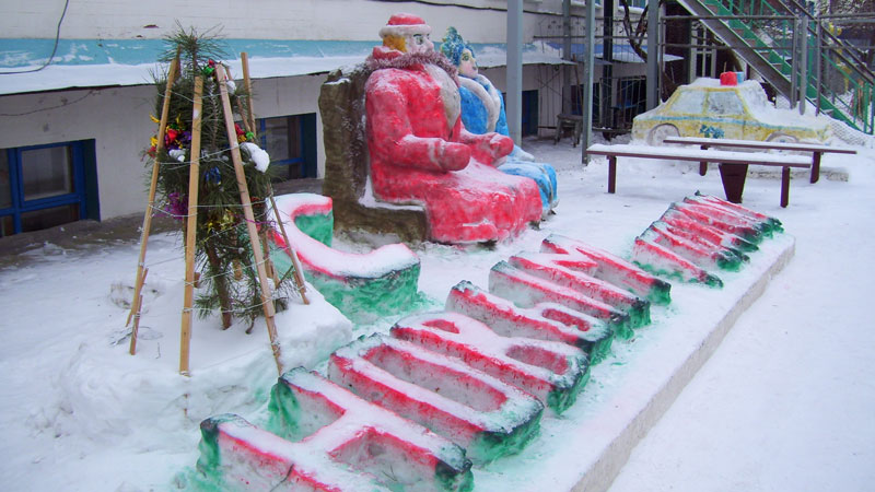 Саратовские зэки слепили себе из снега крутой черный внедорожник
