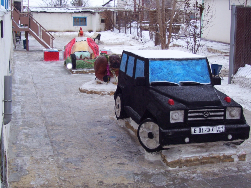 Саратовские зэки слепили себе из снега крутой черный внедорожник