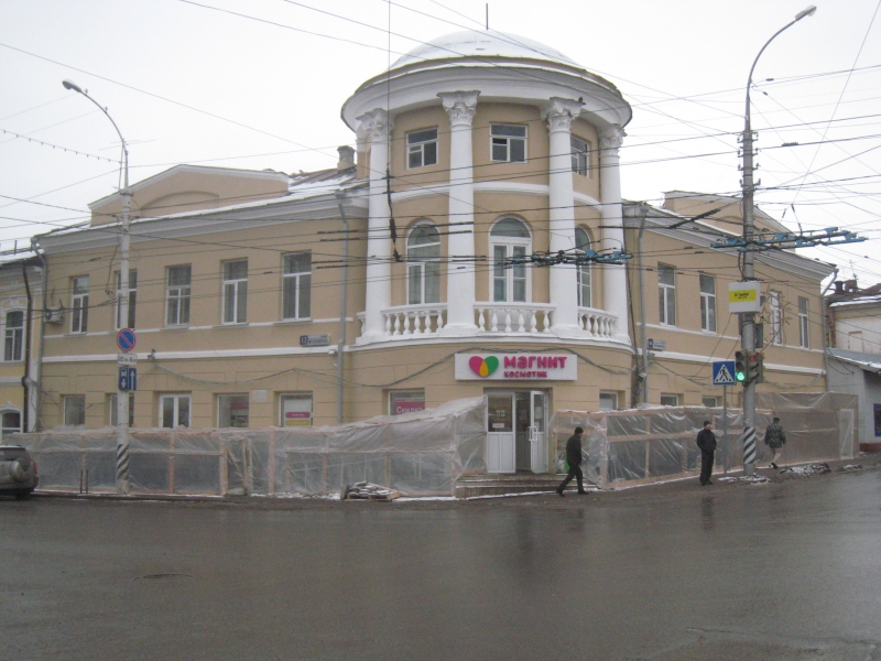 На Московской строители вернулись к фасадам и начали устранять халтуру