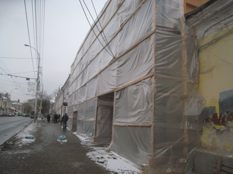 На Московской строители вернулись к фасадам и начали устранять халтуру