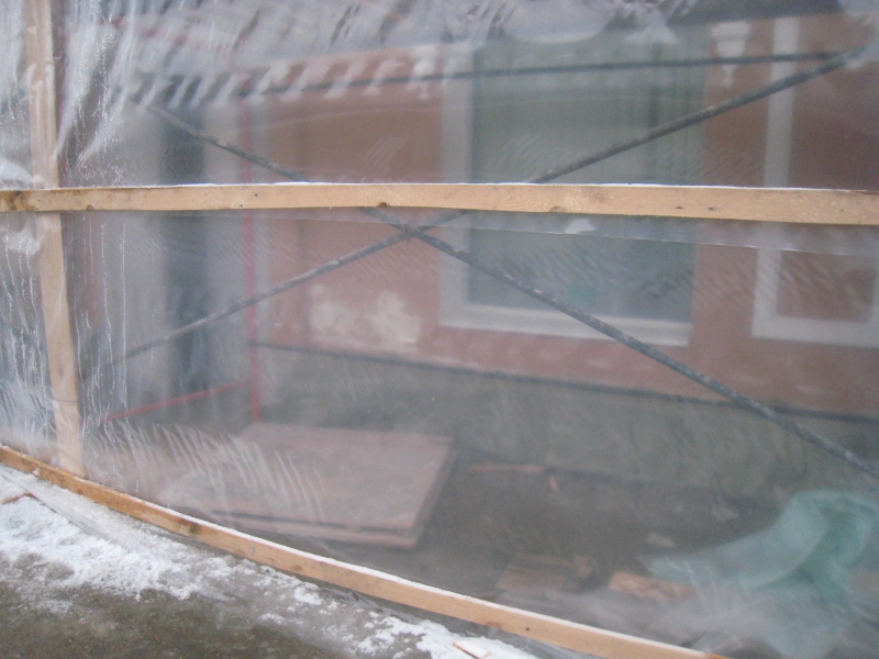 На Московской строители вернулись к фасадам и начали устранять халтуру