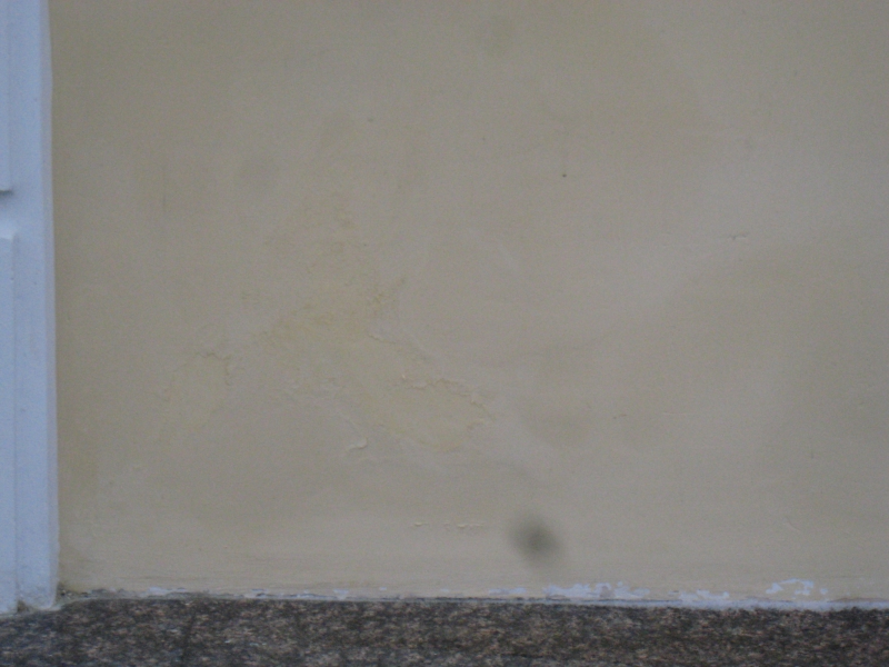 На Московской строители вернулись к фасадам и начали устранять халтуру