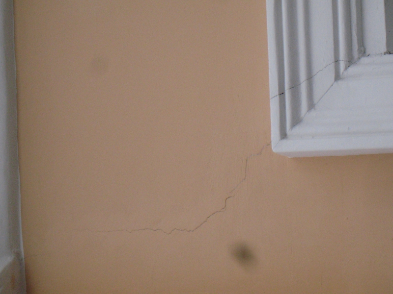 На Московской строители вернулись к фасадам и начали устранять халтуру