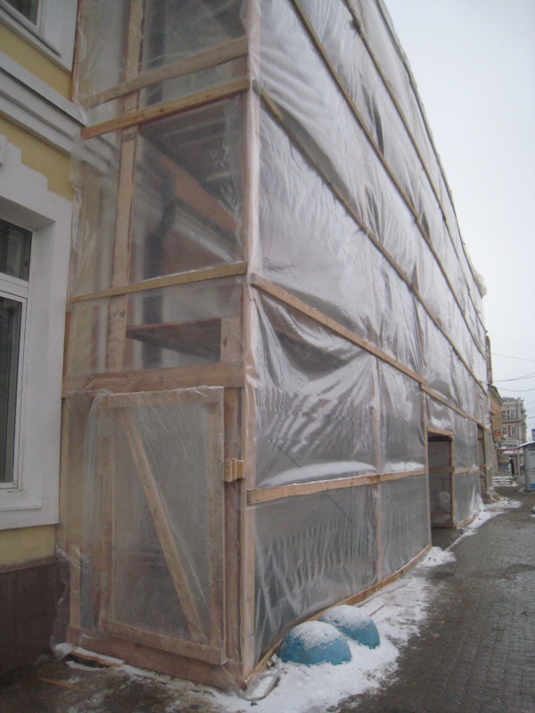 На Московской строители вернулись к фасадам и начали устранять халтуру