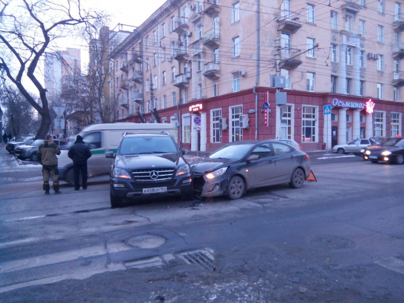 На Московской столкнулись «Мерседес» и «Хендай»