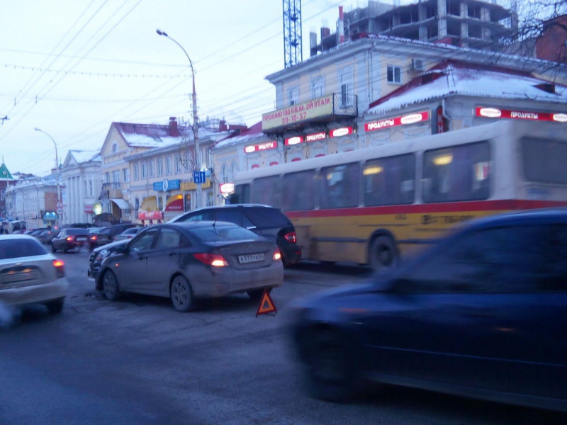 На Московской столкнулись «Мерседес» и «Хендай»