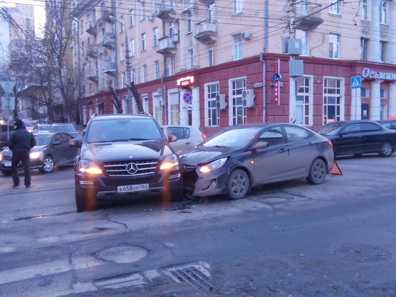 На Московской столкнулись «Мерседес» и «Хендай»