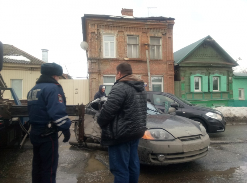 В Саратове столкнулись маршрутный микроавтобус и спорткар