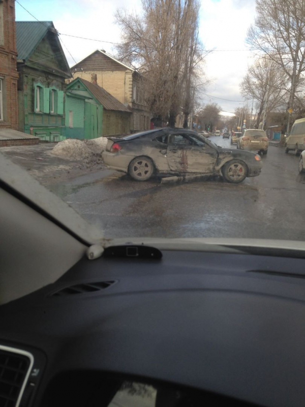 В Саратове столкнулись маршрутный микроавтобус и спорткар