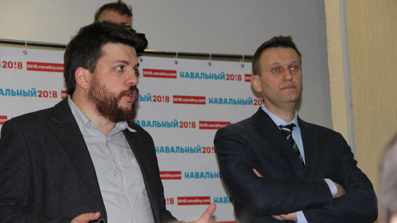 Алексей Навальный показал в Саратове «заготовленный» пиджак без пуговицы