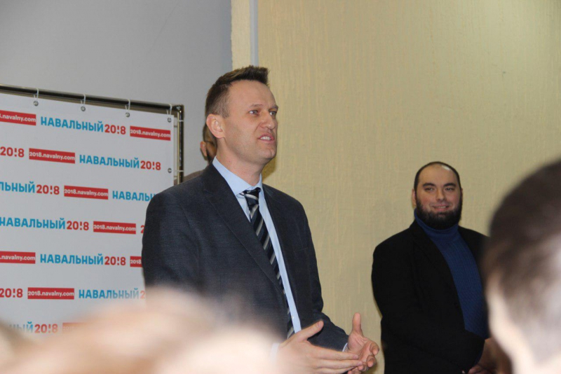 Алексей Навальный показал в Саратове «заготовленный» пиджак без пуговицы