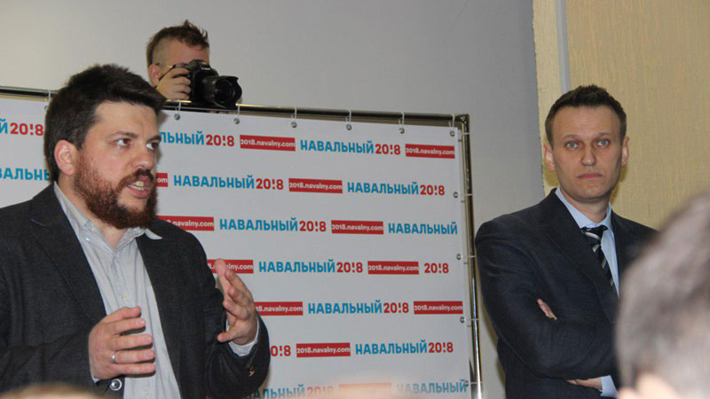 Алексей Навальный показал в Саратове «заготовленный» пиджак без пуговицы