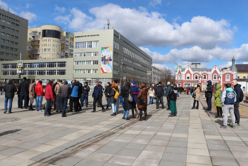 Несанкционированный митинг сторонников Навального в Саратове превратился в «прогулку»