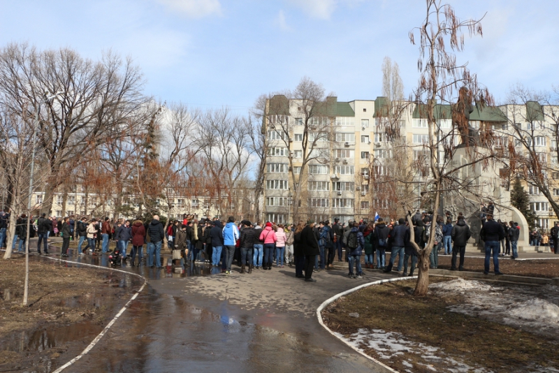 Несанкционированный митинг сторонников Навального в Саратове превратился в «прогулку»