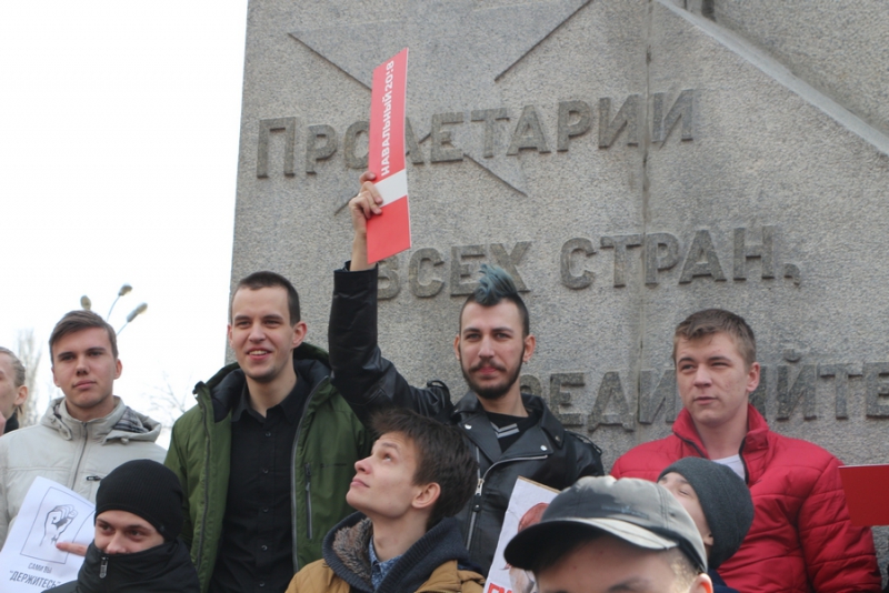 Несанкционированный митинг сторонников Навального в Саратове превратился в «прогулку»