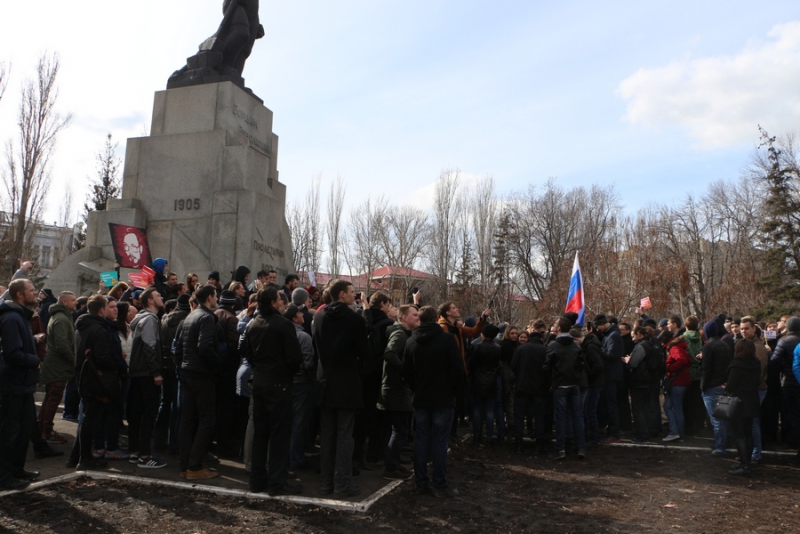 Несанкционированный митинг сторонников Навального в Саратове превратился в «прогулку»