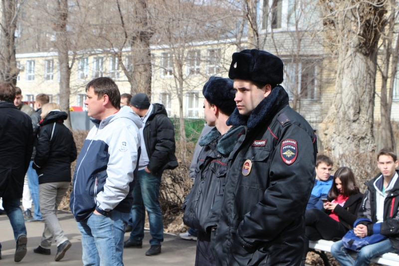 Несанкционированный митинг сторонников Навального в Саратове превратился в «прогулку»