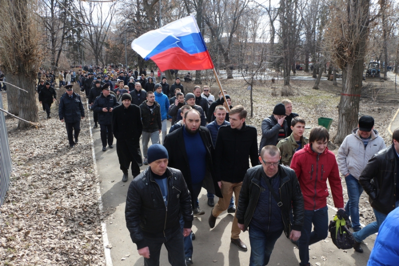 Несанкционированный митинг сторонников Навального в Саратове превратился в «прогулку»