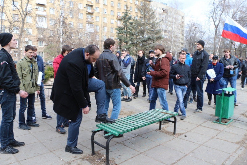 Несанкционированный митинг сторонников Навального в Саратове превратился в «прогулку»