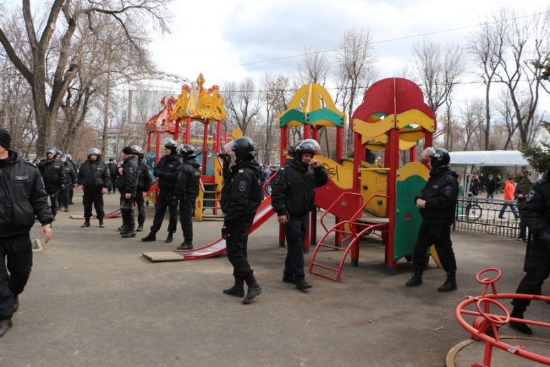 Несанкционированный митинг сторонников Навального в Саратове превратился в «прогулку»
