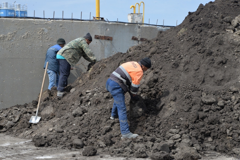 На стадионе в Балакове готовят грунт для футбольного поля