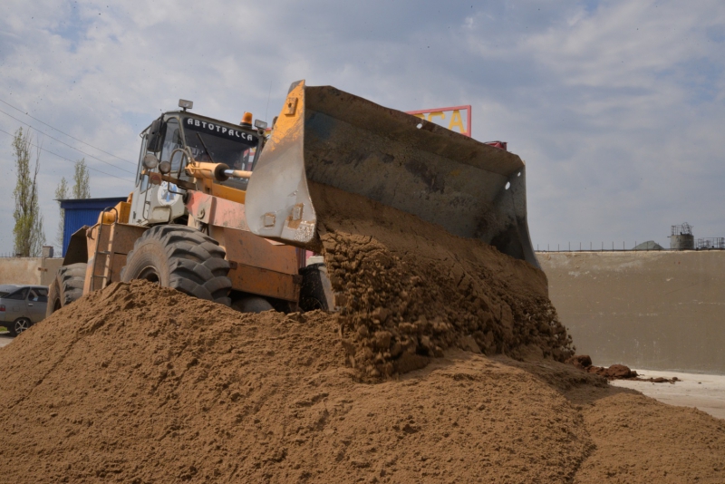 На стадионе в Балакове готовят грунт для футбольного поля