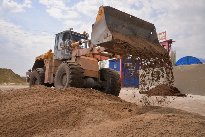 На стадионе в Балакове готовят грунт для футбольного поля