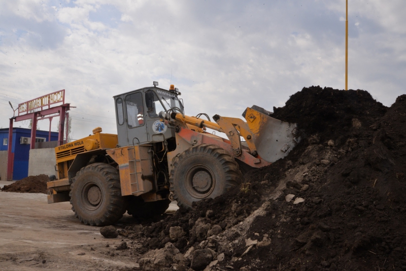 На стадионе в Балакове готовят грунт для футбольного поля