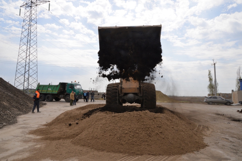 На стадионе в Балакове готовят грунт для футбольного поля