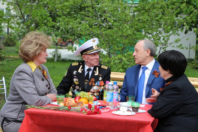 Министр и зампред саратовского правительства станцевали вальс с ветеранами