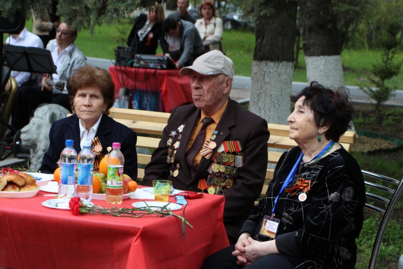 Министр и зампред саратовского правительства станцевали вальс с ветеранами