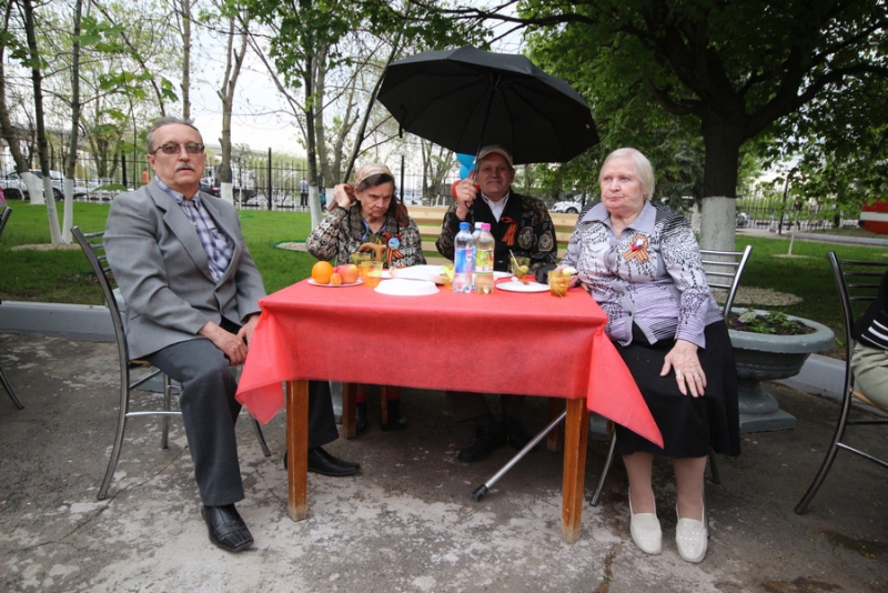 Министр и зампред саратовского правительства станцевали вальс с ветеранами