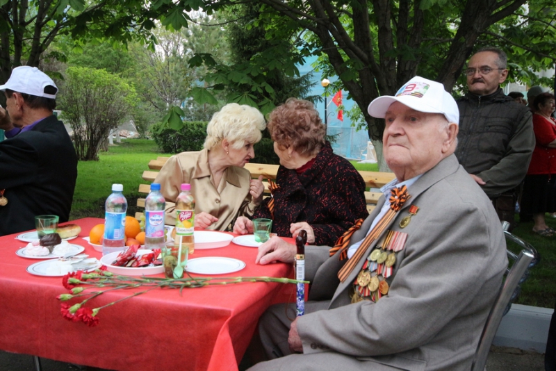 Министр и зампред саратовского правительства станцевали вальс с ветеранами
