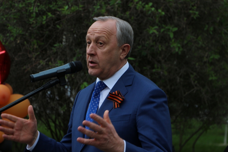 Министр и зампред саратовского правительства станцевали вальс с ветеранами