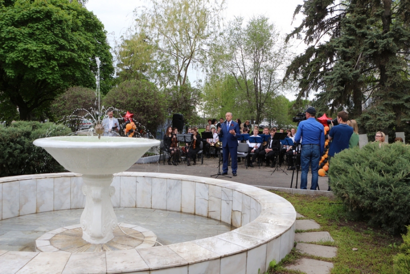 Министр и зампред саратовского правительства станцевали вальс с ветеранами