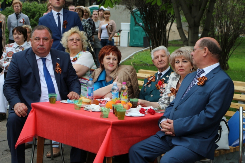 Министр и зампред саратовского правительства станцевали вальс с ветеранами