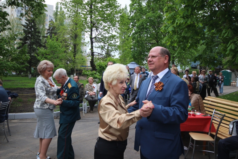 Министр и зампред саратовского правительства станцевали вальс с ветеранами