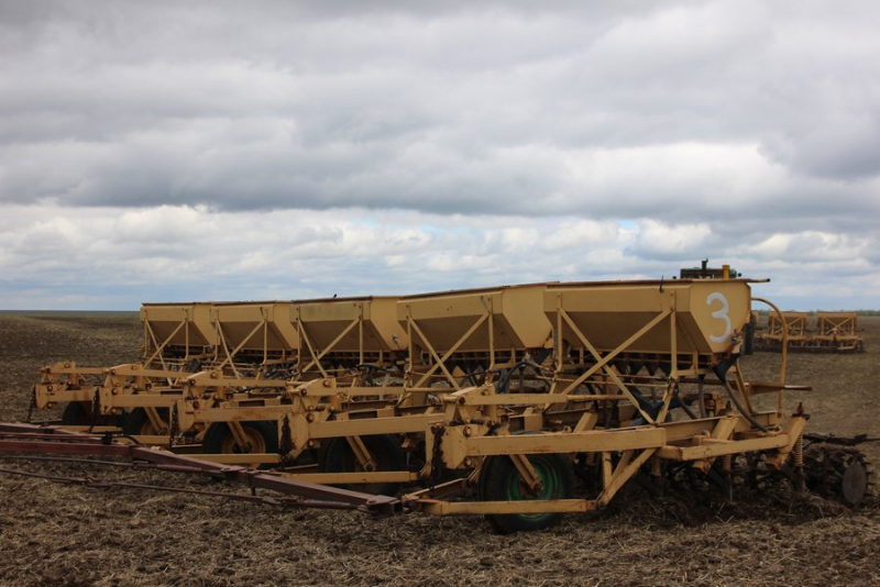 В Дергачах Валерий Радаев наблюдал за «рискованной» посевной кампанией