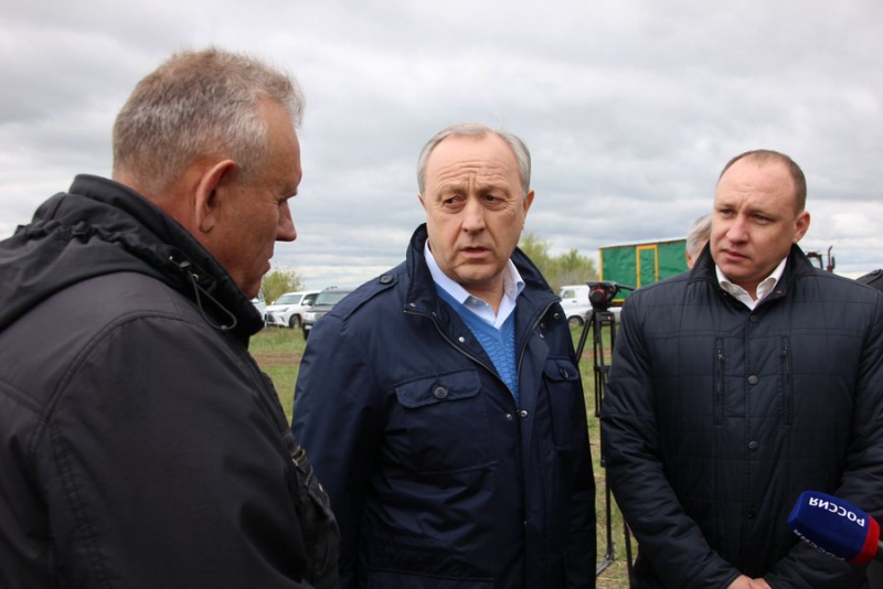 В Дергачах Валерий Радаев наблюдал за «рискованной» посевной кампанией