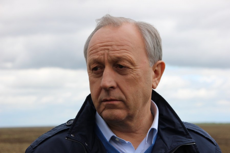 В Дергачах Валерий Радаев наблюдал за «рискованной» посевной кампанией