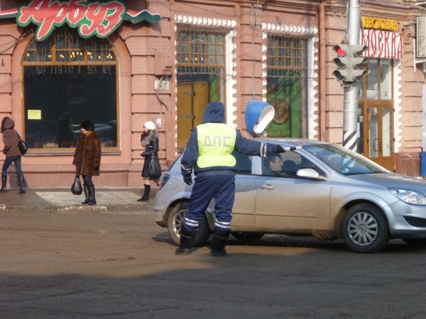 На Московской снегоуборочный «КамАЗ» врезался в иномарку
