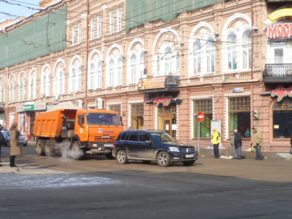 На Московской снегоуборочный «КамАЗ» врезался в иномарку