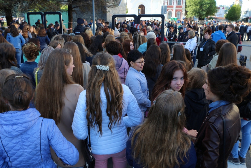 Сотни саратовских выпускников приехали на праздник «Роза ветров»