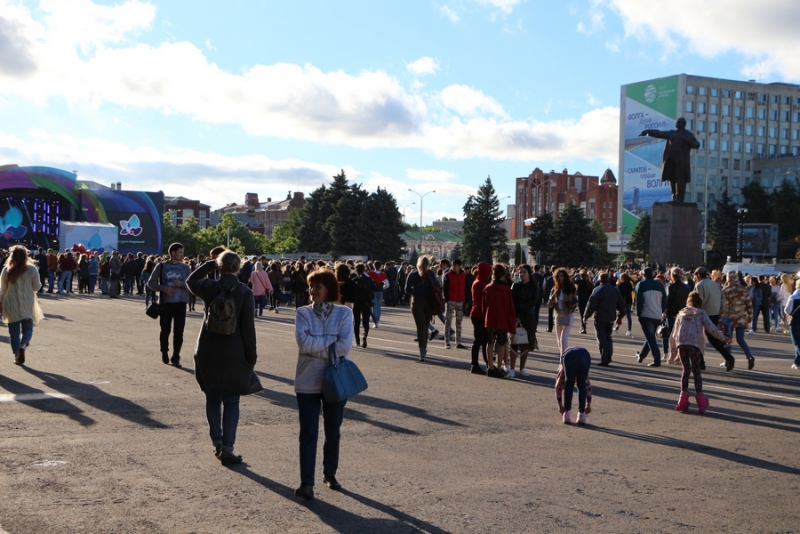 Сотни саратовских выпускников приехали на праздник «Роза ветров»