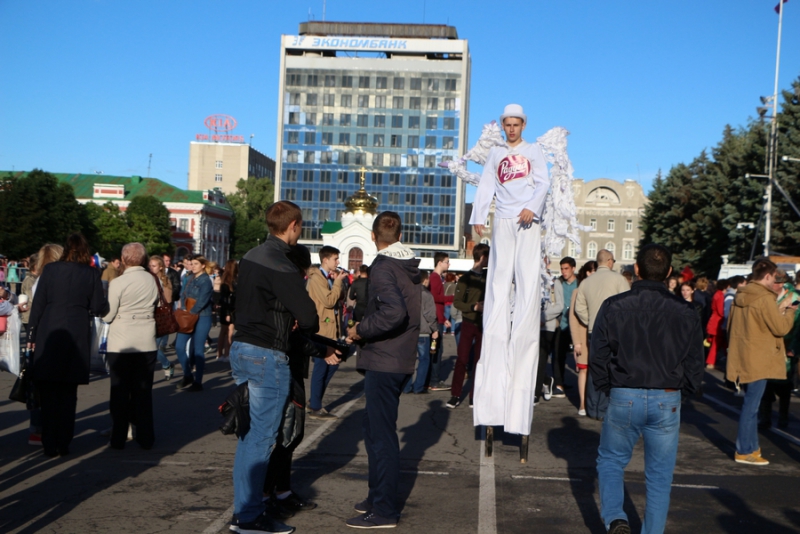 Сотни саратовских выпускников приехали на праздник «Роза ветров»