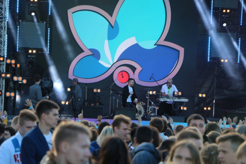 Сотни саратовских выпускников приехали на праздник «Роза ветров»