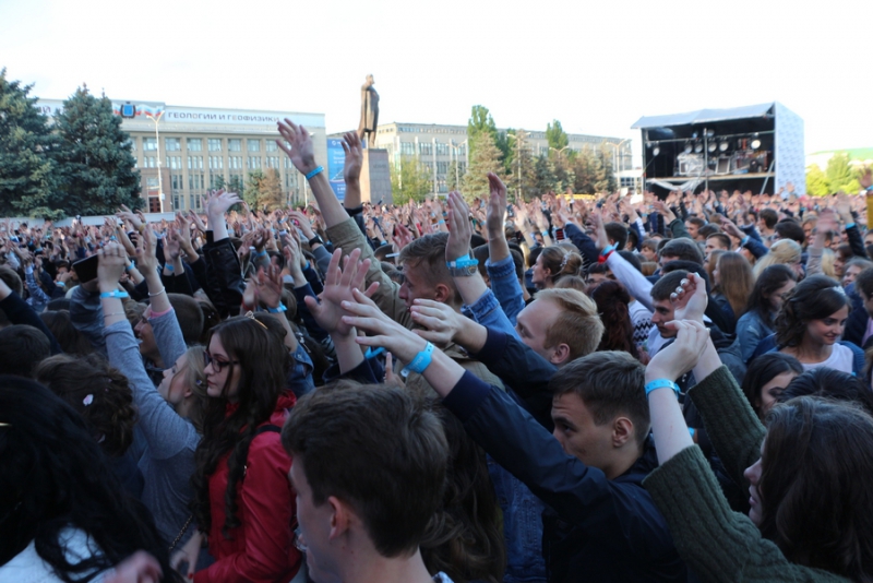 Сотни саратовских выпускников приехали на праздник «Роза ветров»