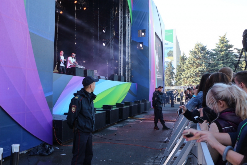 Сотни саратовских выпускников приехали на праздник «Роза ветров»