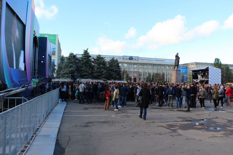 Сотни саратовских выпускников приехали на праздник «Роза ветров»