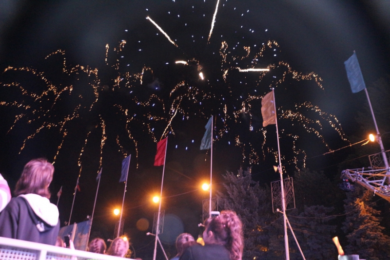 Фестиваль «Роза ветров» завершился праздничным салютом